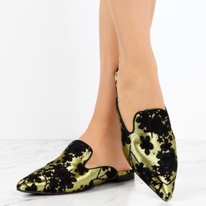 SHOEROOM21 BOUTIQUE Shoes - Ladies pointed toe slip on flat mules. Gold SHOEROOM21 BOUTIQUE Shoes - Ladies pointed toe slip on flat mules. Gold